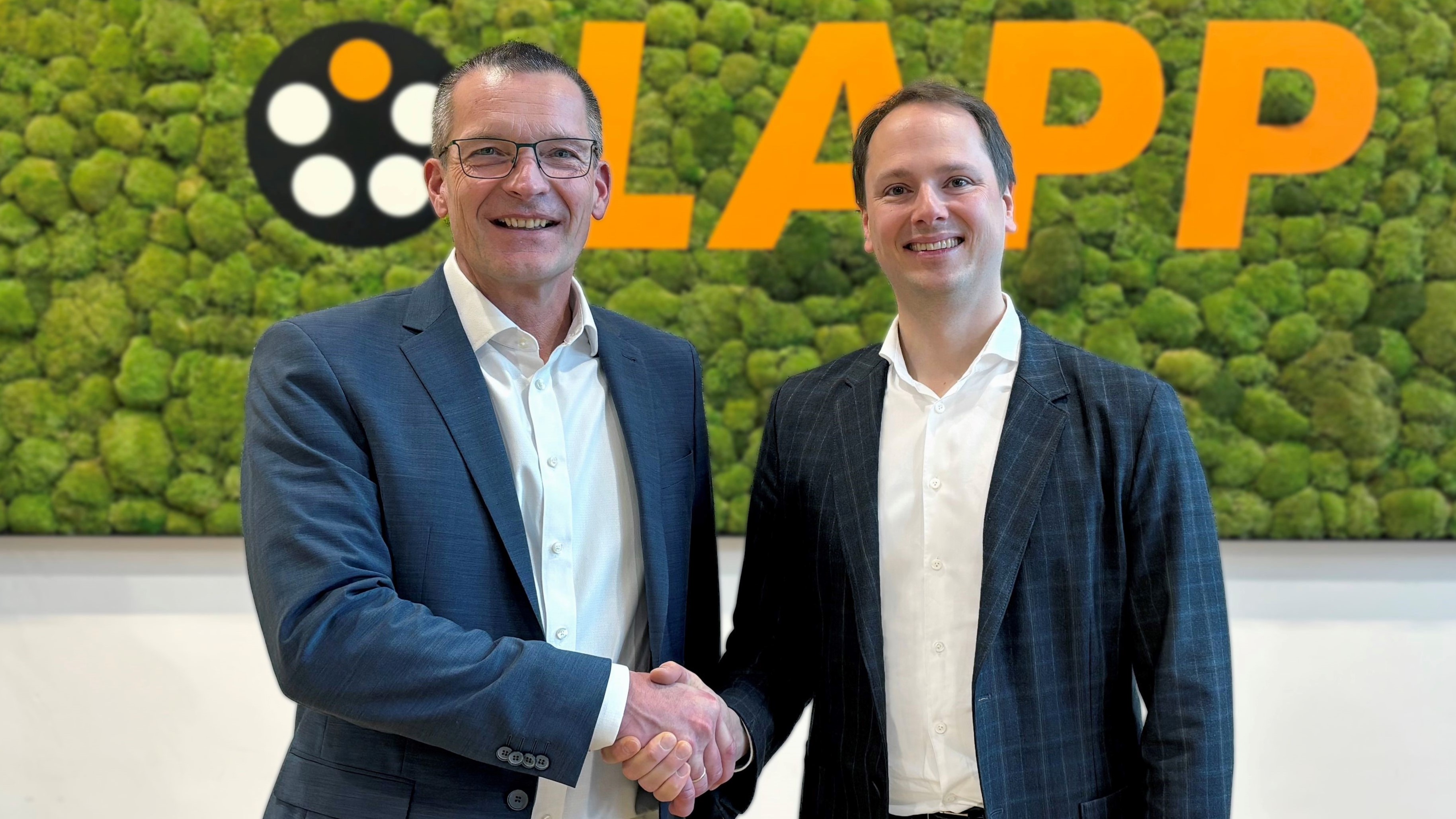 Matthias Lapp (oikealla) luovuttaa EMEA-alueen toimitusjohtajan tehtävänsä Michael Seddigille. Matthias Lapp (oikealla) luovuttaa EMEA-alueen toimitusjohtajan tehtävänsä Michael Seddigille.